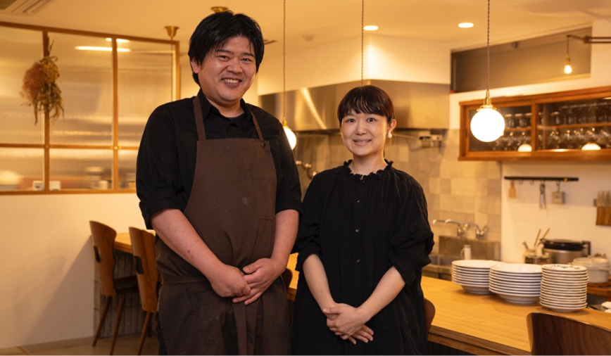 店主の橋間寿人さんと妻の春恵さん